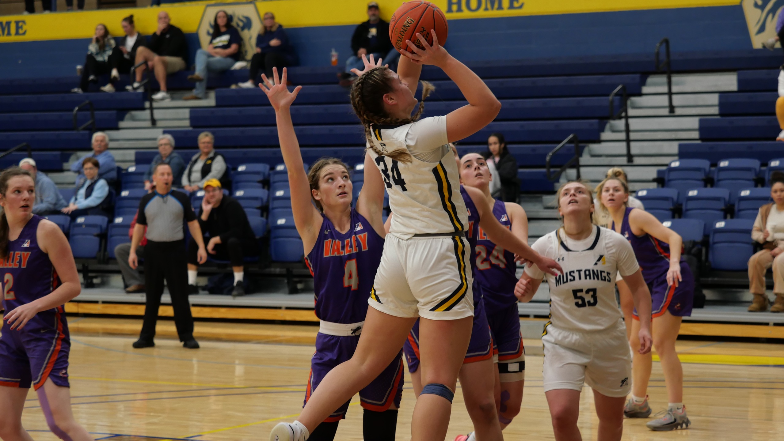 Free throws help Mustangs extend winning streak